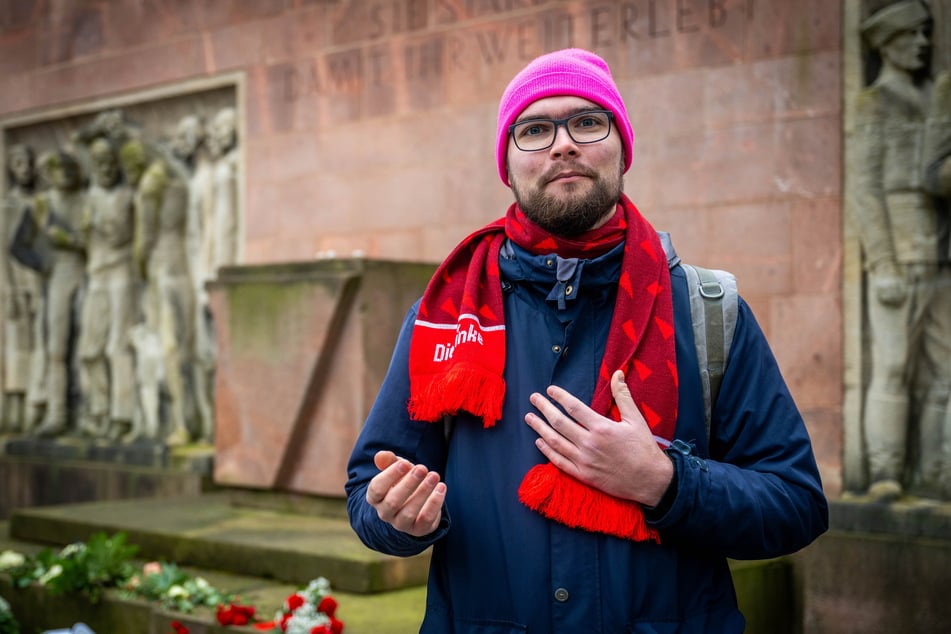 Marten Henning (28, Linke) vor dem Mahnmal für die Opfer des Faschismus.