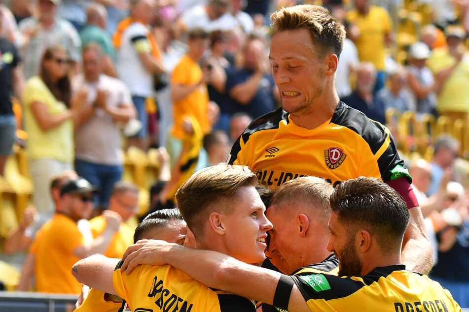 Tim Knipping (28, o.) mit Dynamo obenauf - der Jubel gegen Ingolstadt war riesig.