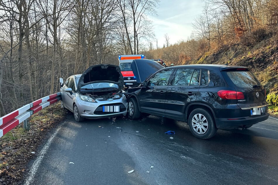 VW kracht in Gegenverkehr: Drei Menschen bei Unfall verletzt