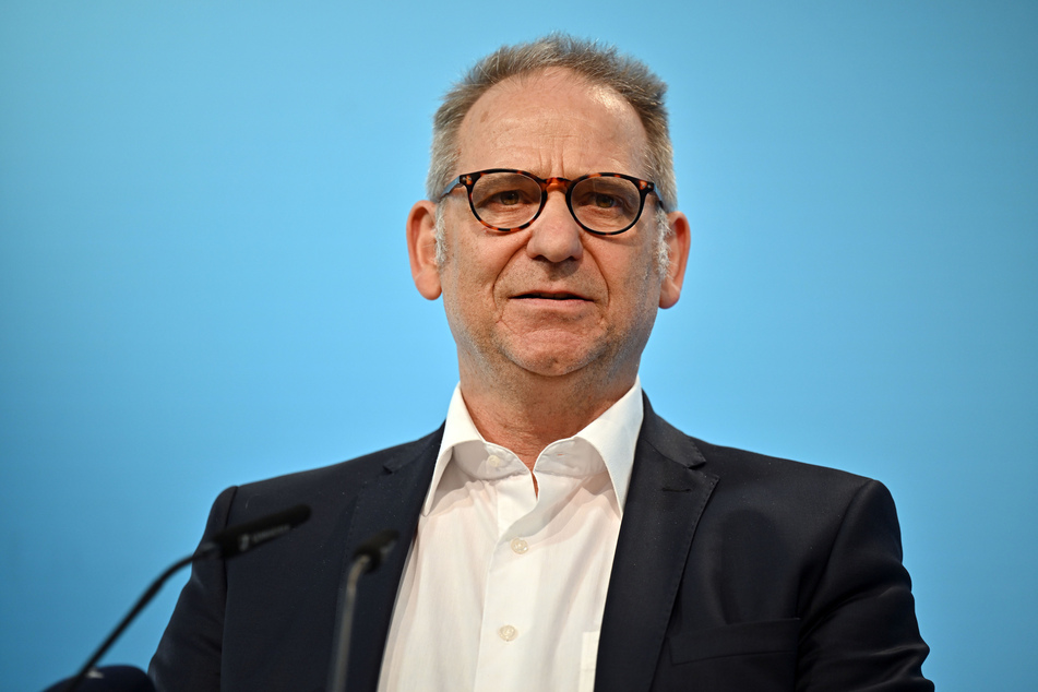 Thüringens Umweltminister Bernhard Stengele (60, Grüne) hat sich für eine Zukunft von Autos mit Verbrennungsmotoren ausgesprochen.