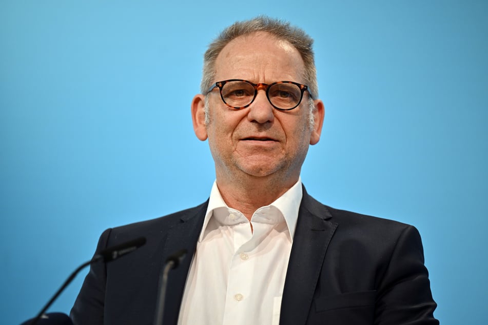 Thüringens Umweltminister Bernhard Stengele (60, Grüne) hat sich für eine Zukunft von Autos mit Verbrennungsmotoren ausgesprochen.