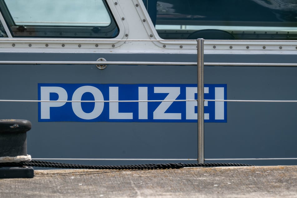 Die Wasserschutzpolizei sucht nach der Ursache für den Ölteppich. (Symbolfoto)
