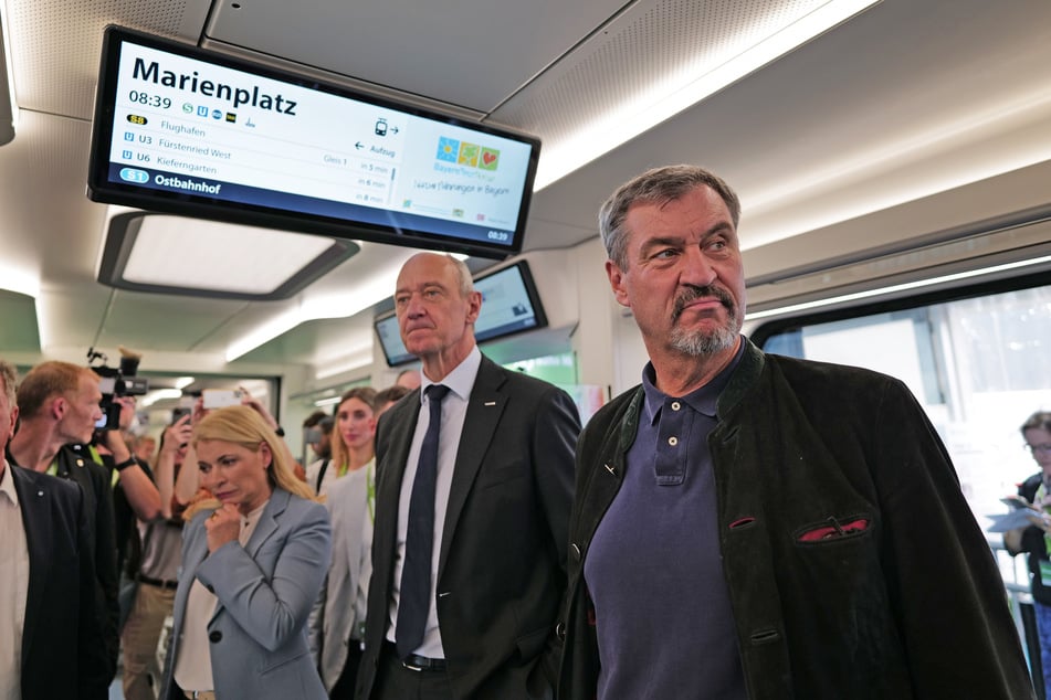 Ministerpräsident Markus Söder (58, CSU, r.) und Roland Busch, CEO von Siemens, besichtigen das Modell einer künftigen S-Bahn.