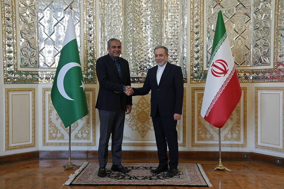 Iran's Foreign Minister Abbas Araghchi (r.) shakes hands with Pakistan's Interior Minister Mohsin Naqvi before their meeting in Tehran on June 7, 2026.