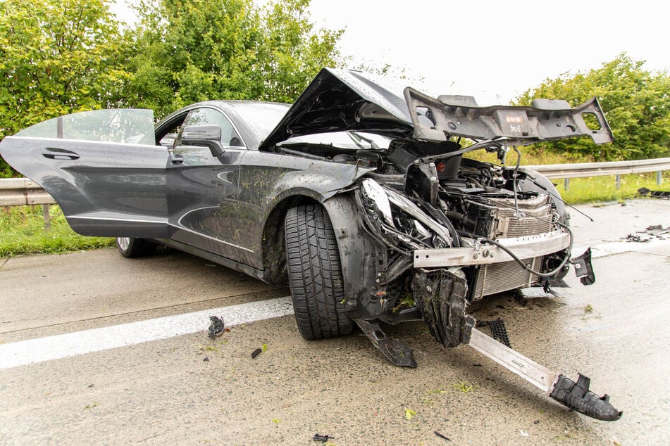 Unfall A72: Schwerer Unfall auf der A72: Hochpreisiger Mercedes kracht in Leitplanke
