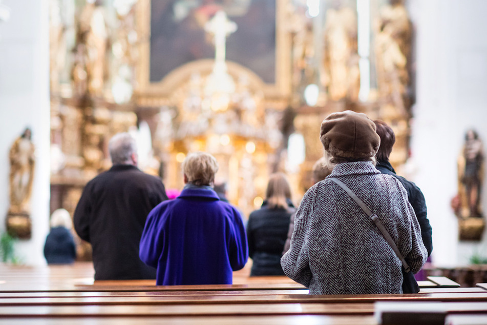 Gläubige beten während eines Gottesdienstes. In einer Kirche in Schwaben erlebten die Mesner eine eklige Überraschung. (Symbolbild)