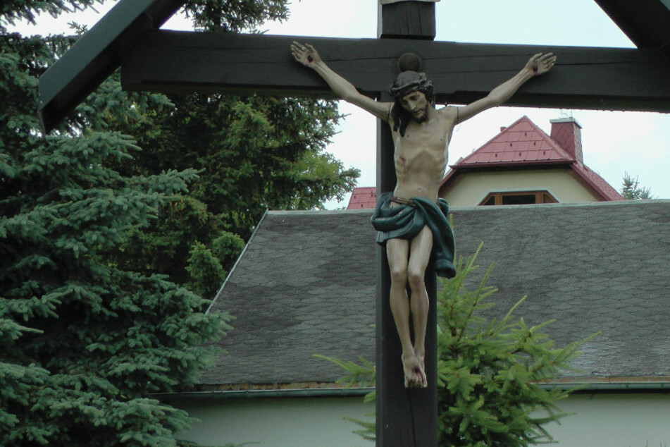 Ganoven stahlen diese 90 Zentimeter große Jesus-Figur vor der katholischen Kirche in Augustusburg.