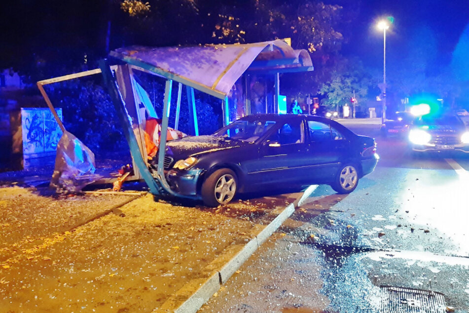 Der Mercedes fuhr in die Bushaltestelle und beschädigte diese massiv.