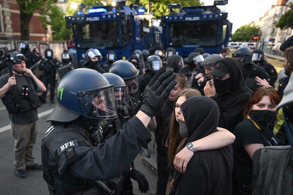 Zum Vergleich: Mit einer Allgemeinverfügung war zuletzt auf die angekündigten Proteste am sogenannten "Tag X" reagiert worden. Ordnungsbürgermeister Heiko Rosenthal (48, Linke) hatte im Nachhinein von einem "erheblichen Eingriff in die Grundrechte" gesprochen.