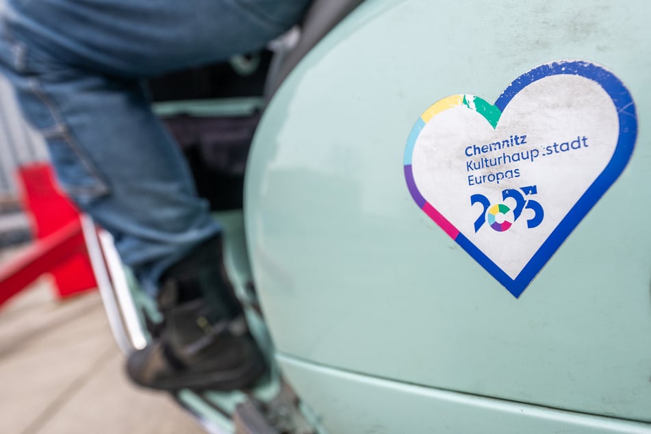 Ein Kulturhauptstadt-Sticker klebt auf Bernds Vespa.