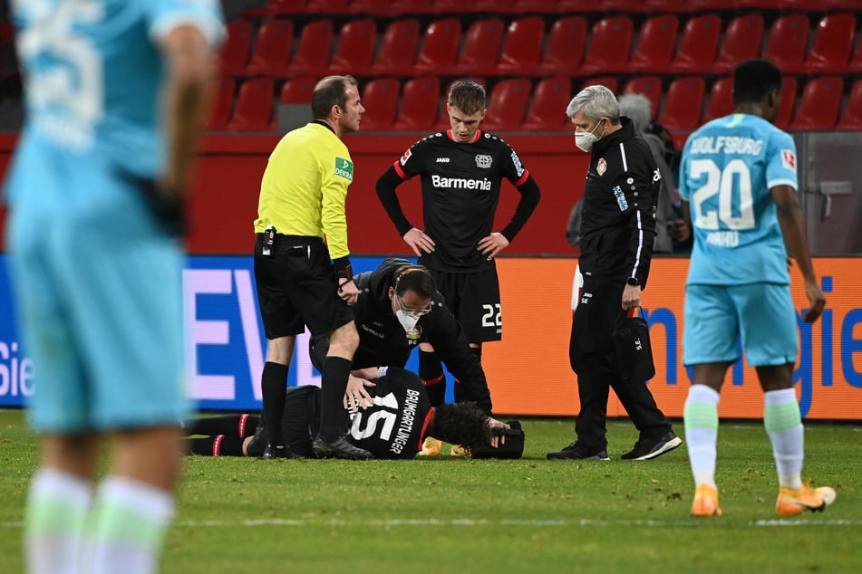 Leverkusens Julian Baumgartlinger (33) hat sich beim Spiel gegen Wolfsburg am Kreuzband verletzt.