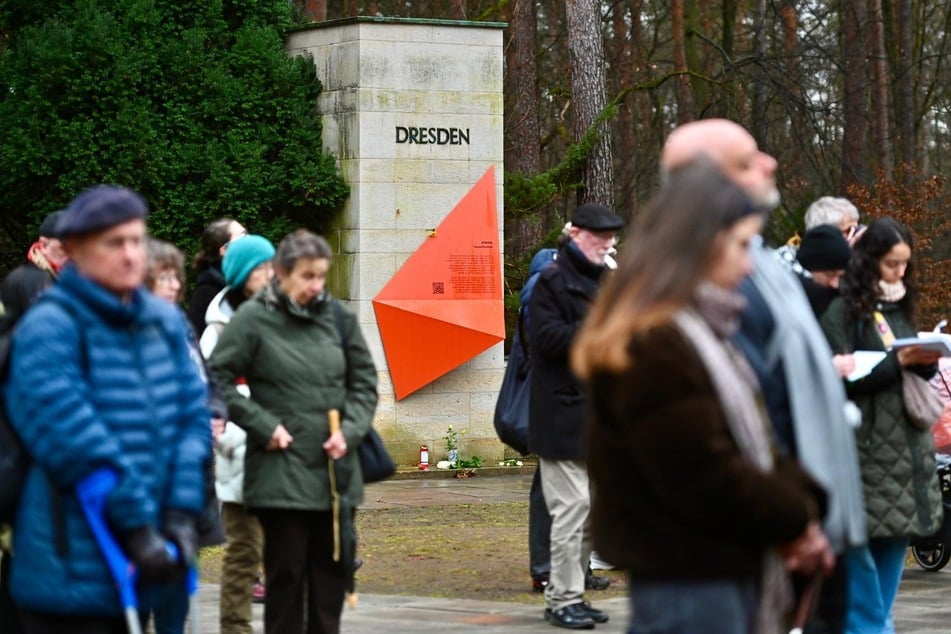 Menschen versammelten sich am Freitag auf dem Areal.