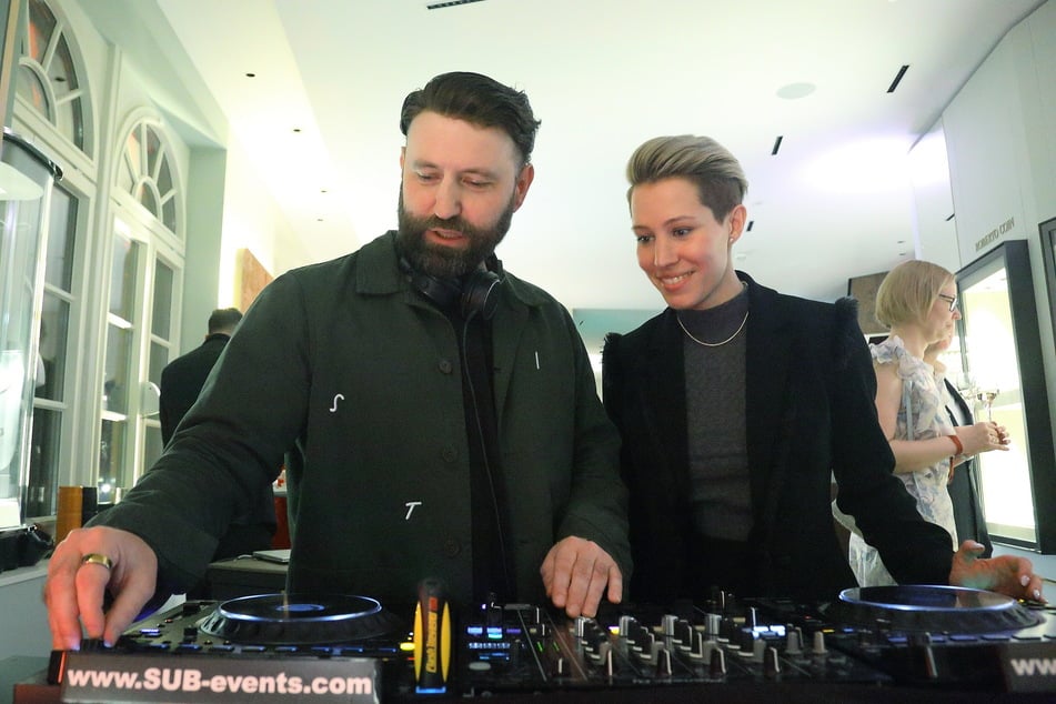 Wempe-Tochter Chiara schaute DJ Erik Menk über die Schulter.