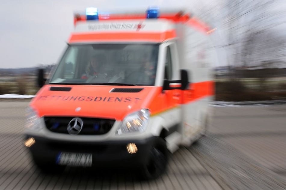 Der Rettungsdienst rückte an, fand aber keine verletzte Frau. (Symbolfoto)