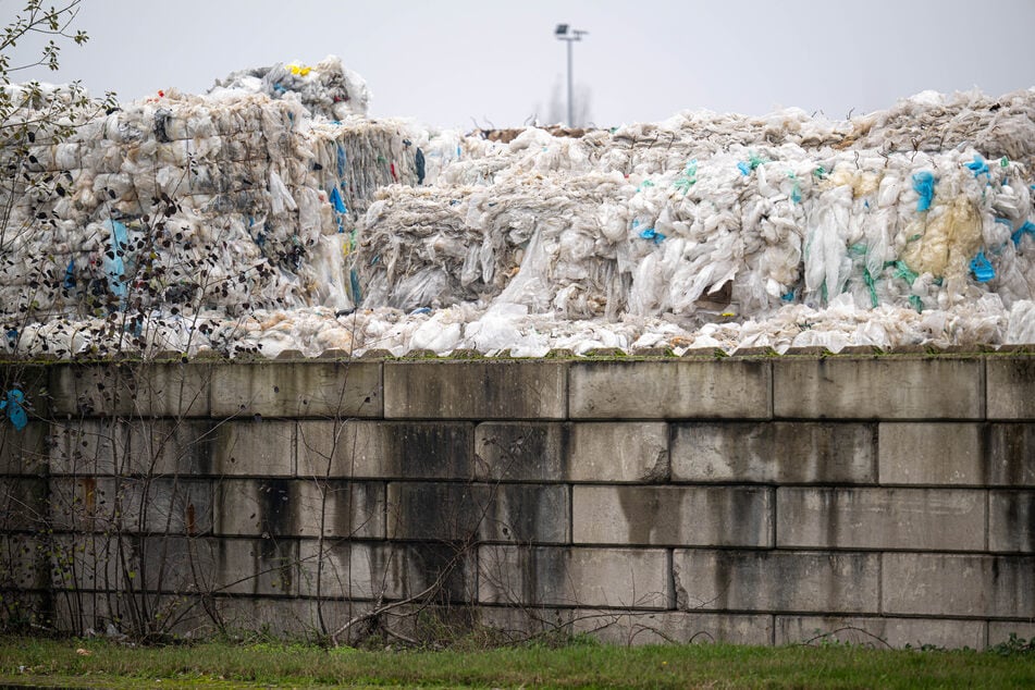 An unbekannter Stelle auf dem Gelände eines Entsorgungsbetriebes in Bremen ist am Dienstag ein toter Säugling gefunden worden.