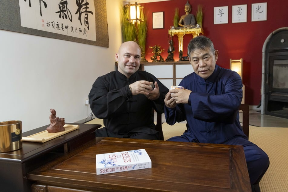 Bevor die Kampfkünste verfeinert werden, trinken Ronny Schönig (46, l.) und sein Lehrer Shen Xijing (59) erst mal Tee.