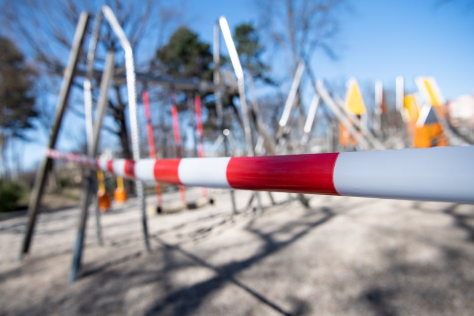 Mann masturbiert nackt auf Kinderspielplatz: Polizei sucht Zeugen