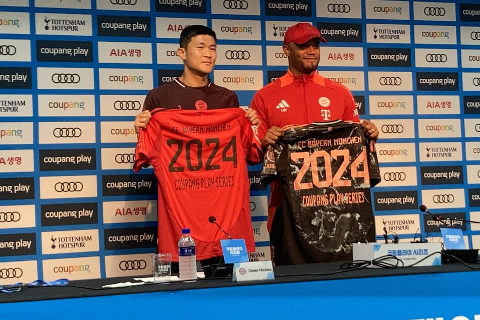 Minjae Kim (27) und Trainer Vincent Kompany (38) bei der Pressekonferenz in Seoul.