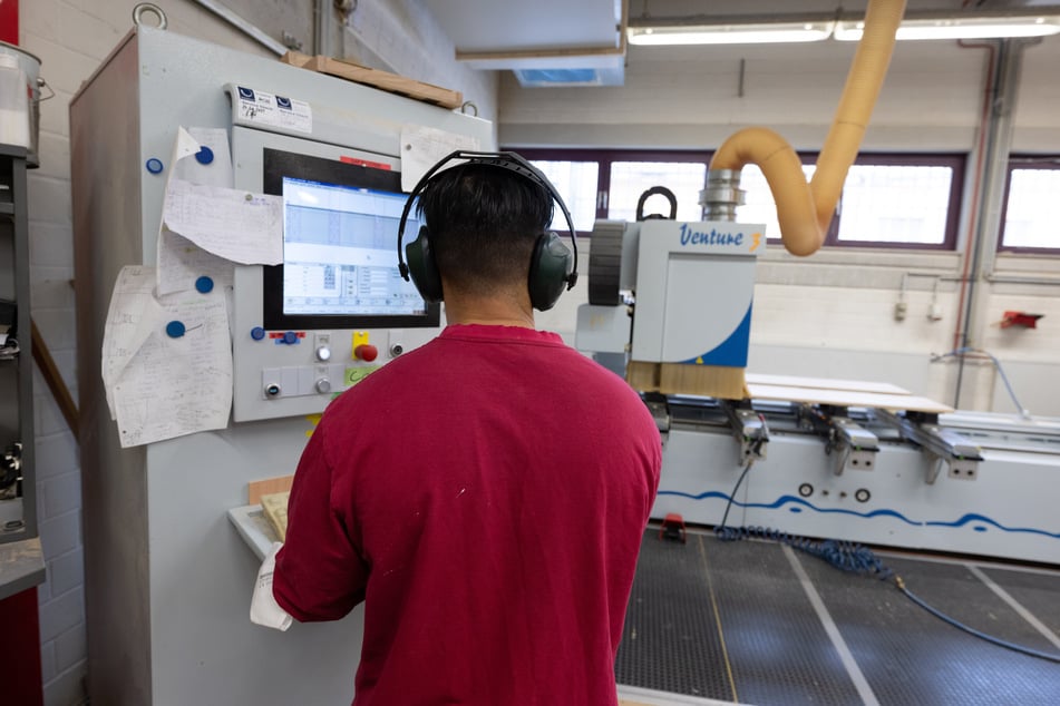 In Justizvollzugsanstalten in NRW gibt es eine ganze Reihe von Jobs, die Häftlinge machen können, wie zum Beispiel Schreiner oder Bäcker. (Archivbild)