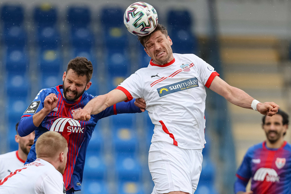 Kopfballduell zwischen Tim Albutat (Uerdingen, links) und FSV-Stürmer Ronny König. Er traf bereits in der 1. Minute für die Westsachsen.