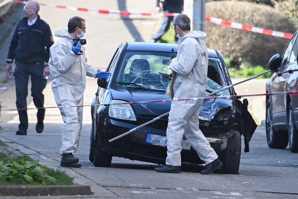 Der Todesraser steuerte seinen Ford gegen eine Wand, wurde zuvor von einem Taxifahrer verfolgt.