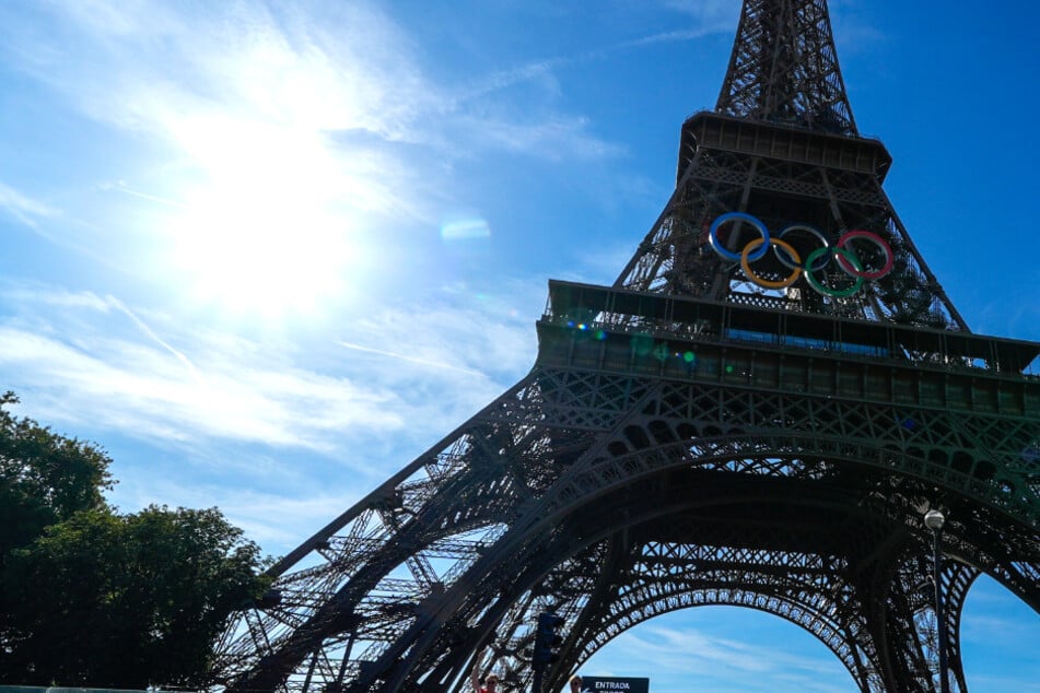 Evakuierung am letzten Olympia-Tag! Mann klettert oberkörperfrei auf Eiffelturm