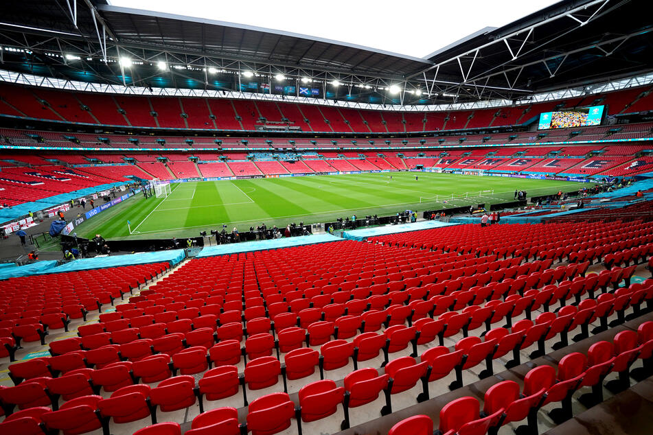 Im Londoner Wembley-Stadion spielen Deutschland und England im EM-Achtelfinale gegeneinander. Deutsche Fans dürfen aktuell aber nicht nach Großbritannien reisen.
