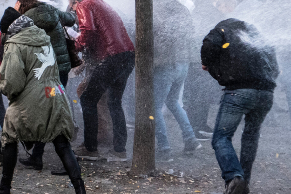 Die Polizei ging auf dem Rathenau-Platz mit einem Wasserwerfer gegen Querdenken-Demonstranten vor.