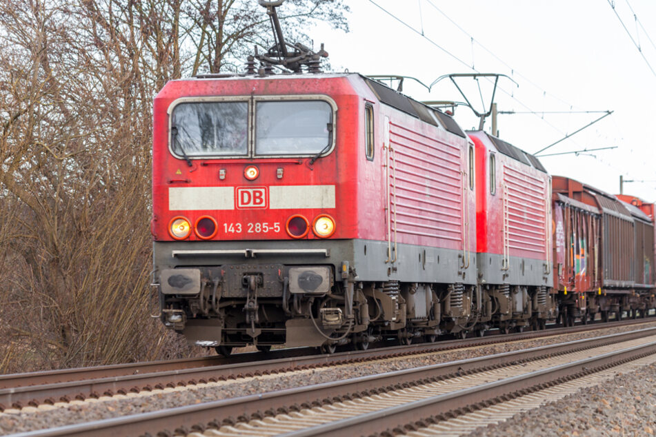 In unmittelbarer Nähe des Bahnhofs stand das rund 30 Kilo schwere Holzgestell auf einem Gleis. (Symbolbild)
