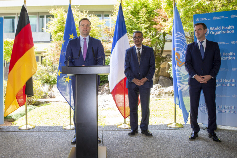 Bundesgesundheitsminister Jens Spahn (40, CDU,l.) spricht während der Pressekonferenz im Sitz der Weltgesundheitsorganisation (WHO) neben Tedros Adhanom Ghebreyesus (M.), Generaldirektor der WHO, und Olivier Veran, Gesundheits- und Solidaritätsminister von Frankreich.