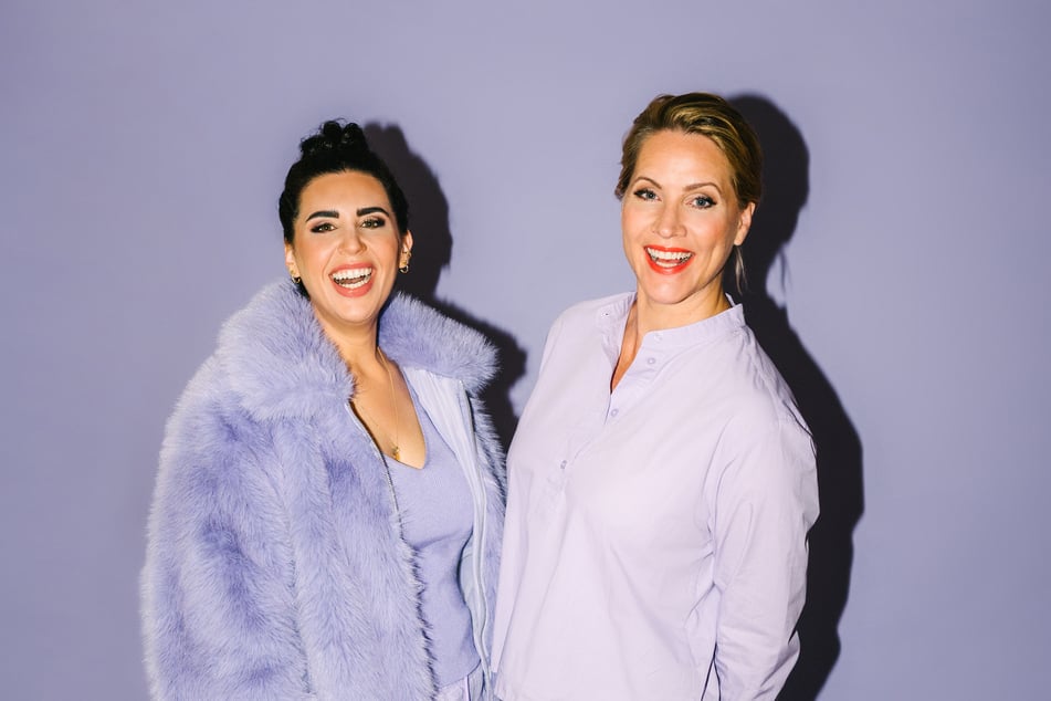 Ariana Baborie (38, l.) und Judith Rakers (50, r.) geben in ihrem Podcast "Baborie &amp; Rakekers - Was war los gewesen" Updates über ihren Alltag. (Archivbild)