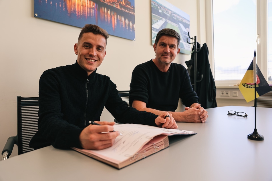 Niklas Hauptmann (27, l.) gemeinsam mit Sportgeschäftsführer Ralf Becker (53) bei der Vertragsunterschrift am Mittwoch.