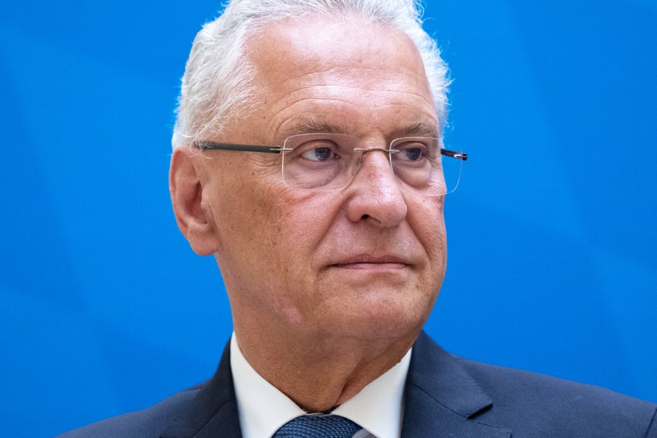 Der bayerische Innenminister Joachim Herrmann (68, CSU) gab nähere Informationen zu dem mutmaßlichen Täter der tödlichen Attacken in Aschaffenburg bekannt.