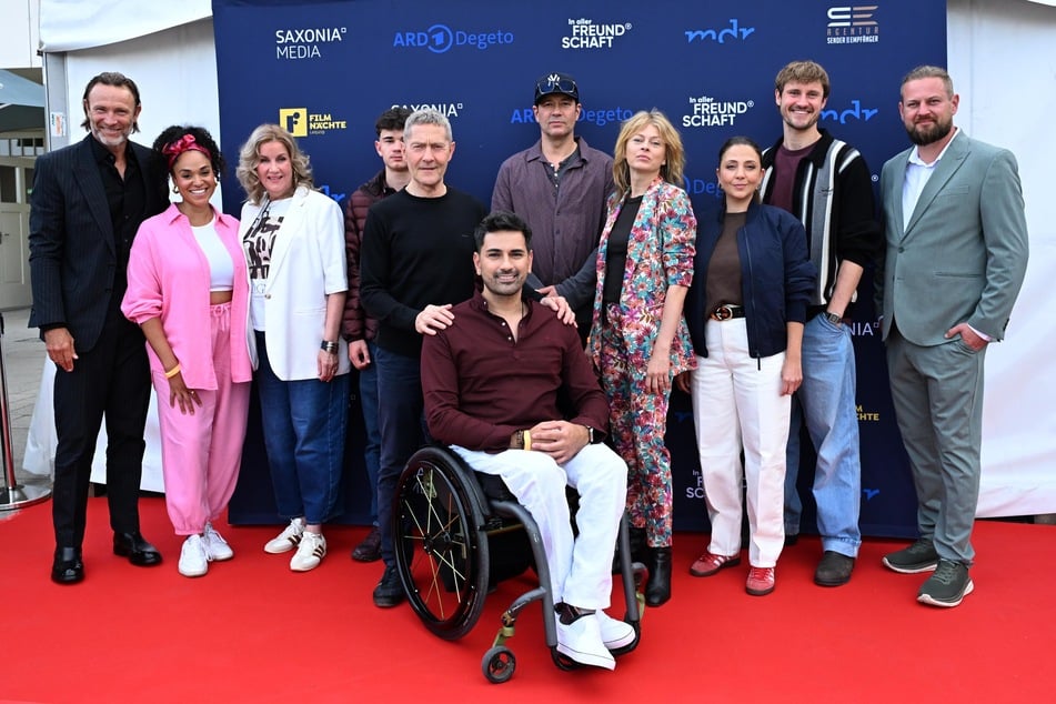 Elf Stars haben sich Zeit genommen. In Leipzig dabei waren: v.l.n.r. Bernhard Bettermann (61), Vanessa Rottenburg (41), Alexa Maria Surholt (58), Leonard Scholz, Udo Schenk, (73), Tan Çağlar (46), Thomas Koch (54), Isabell Gerschke (47), Arzu Bazman (48), Frédéric Brossier (34), Karsten Kühn (37).