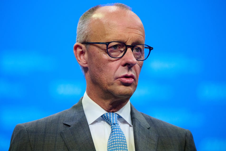 Der Ärger der jungen Menschen richtet sich unter anderem gegen Bundeskanzler Friedrich Merz (70, CDU).