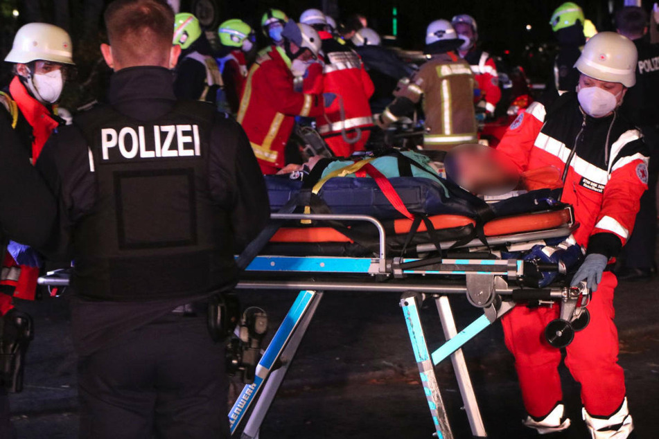 Eine schwer verletzte Frau wird von der Feuerwehr abtransportiert.