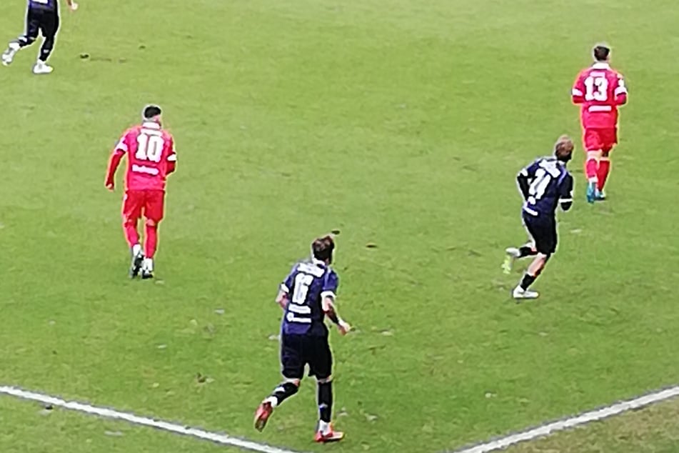 Erik Tallig (Nr. 13) lief im Test gegen den FSV Zwickau schon mit Namensflock auf.