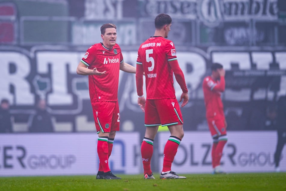 Zum Glück ist nichts weiter passiert: Nur wenige Tage nach seinem riskanten Autobahn-Manöver stand Marcel Halstenberg (l.) schon wieder für Hannover 96 auf dem Platz.