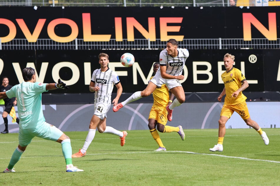 Younes Ebnoutalib (2.v.r.) köpfte hier zum 1:1 ein. Er traf auch zum 2:2 für Elversberg in der Nachspielzeit.