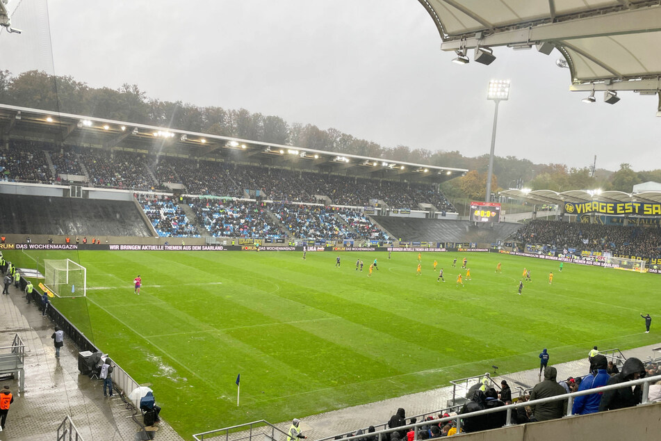 Die ursprüngliche Begegnung am 29. Oktober war nach einer Halbzeit beim Stand von 0:0 abgebrochen wurde, weil der Platz nicht mehr bespielbar war.