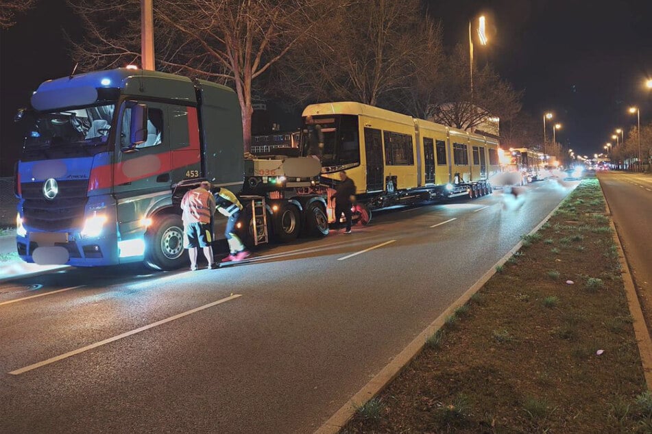 Der Konvoi fuhr langsam durch die Stadt.