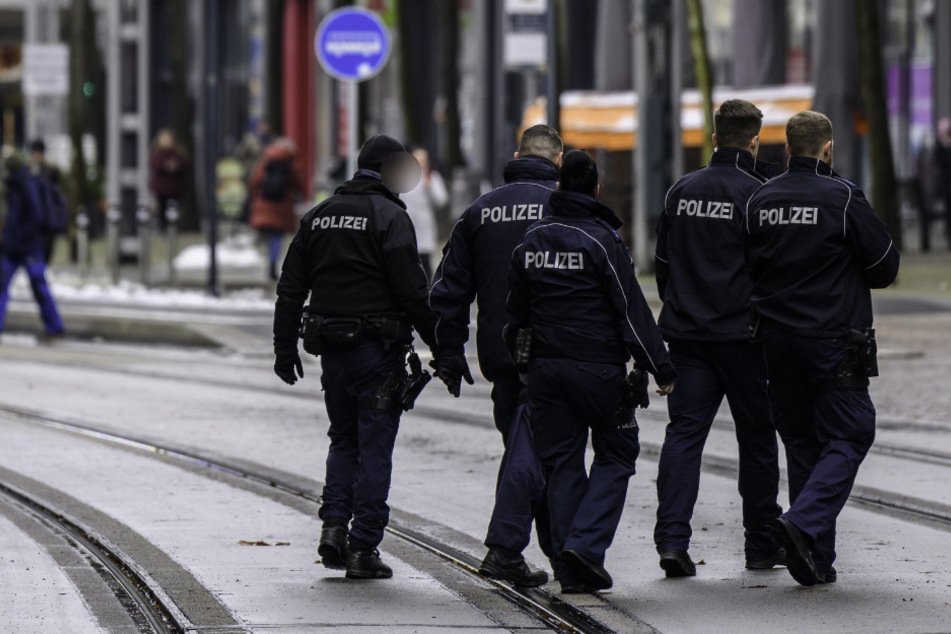 Seit mehreren Wochen ist die City-Streife in Chemnitz unterwegs: Zu Fuß laufen Polizisten durch die Innenstadt, sollen damit für mehr Sicherheit sorgen.