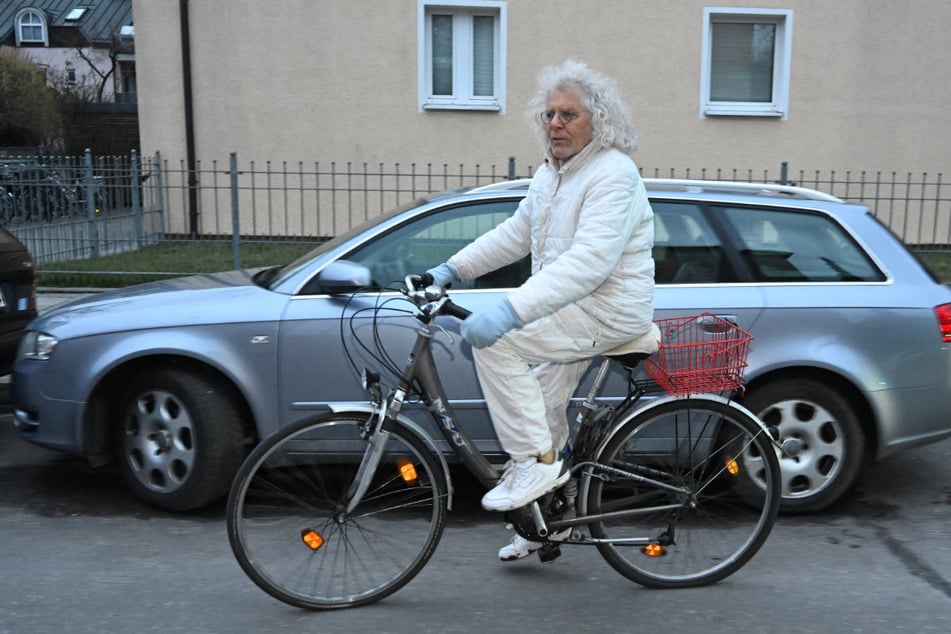Radfahren, Spaziergänge, ein wenig Tischtennis, Meditation. Für die Hippie-Ikone ist dieser Tagesablauf "artgerechte Haltung".
