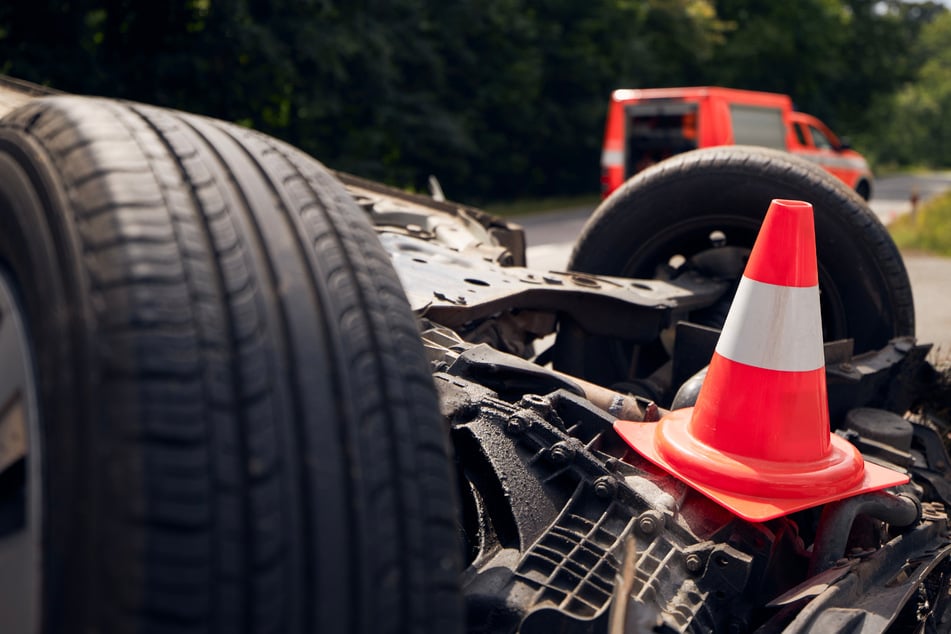 Schockierender Unfall: Auto prallt nach Überschlag gegen Haus - Insassen flüchten