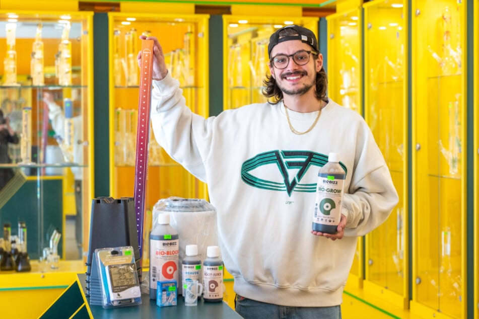 Verkäufer Moritz Domenig (23) vom "Chillhouse" zeigt einige Produkte, die zum Anbau von Cannabis nötig sind.