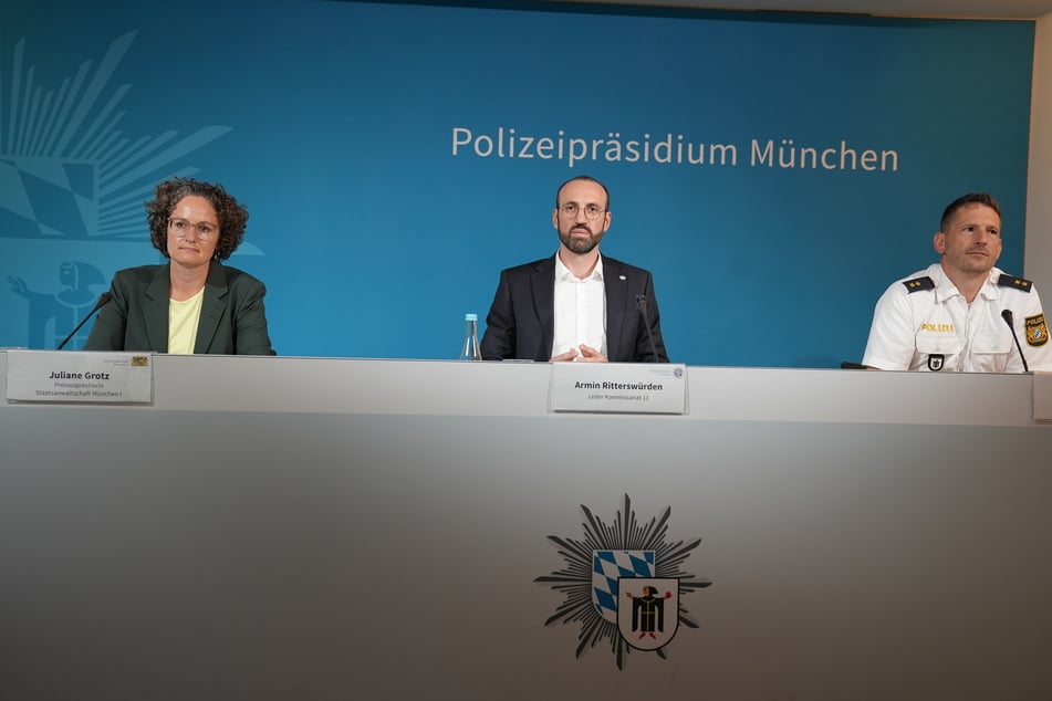 Juliane Grotz, Sprecherin der Staatsanwaltschaft München I, Armin Ritterswürden, Leiter der Mordkommission und Thomas Schelshorn, Pressesprecher der Münchner Polizei informieren über ein Tötungsdelikt.