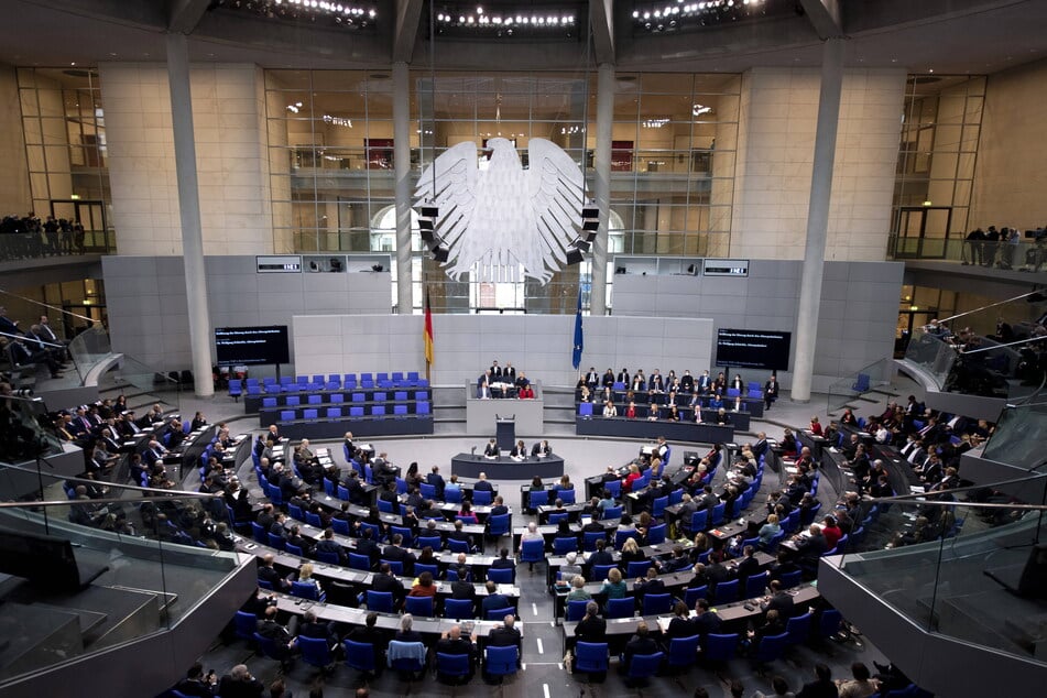 Am 26.10.2021 konstituierte sich der 20. Bundestag. Ihm gehören 733 Abgeordnete an. Dem nun neu zu wählenden Bundestag werden nur 630 Parlamentarier angehören.