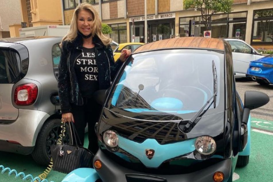 Carmen Geiss (55) zeigt ihren Renault Twizy im Stadtverkehr von Monaco.