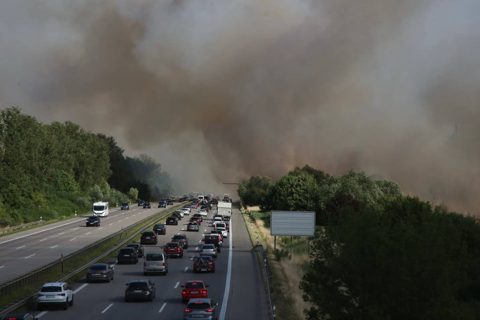 Eine dichte Rauchwolke wabert am Sonntagnachmittag über die A10 östlich von Berlin.