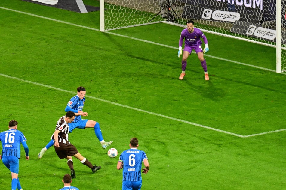 Martijn Kaars (26) trifft mit einem strammen Schuss zum 1:0.